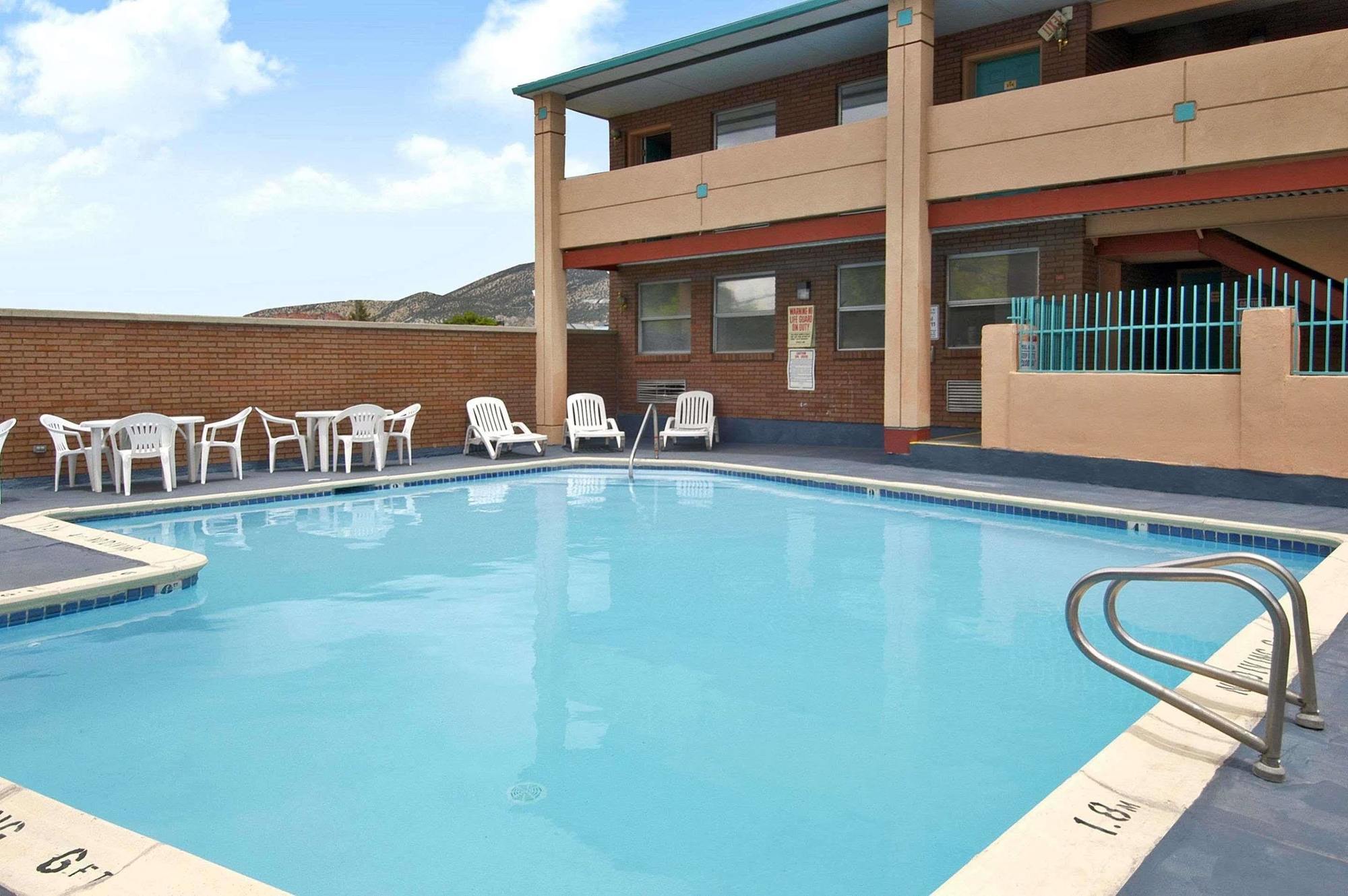 Knights At Cedar Motel